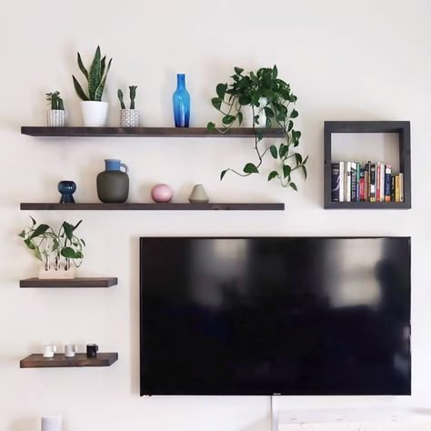 Wall Storage Ideas, Tv Wall Shelves, Ruang Tv, Home Decor Business, Floating Shelves Living Room, Shelves Living Room, Living Room Tv Unit Designs, Space Saving Ideas, Decor Business