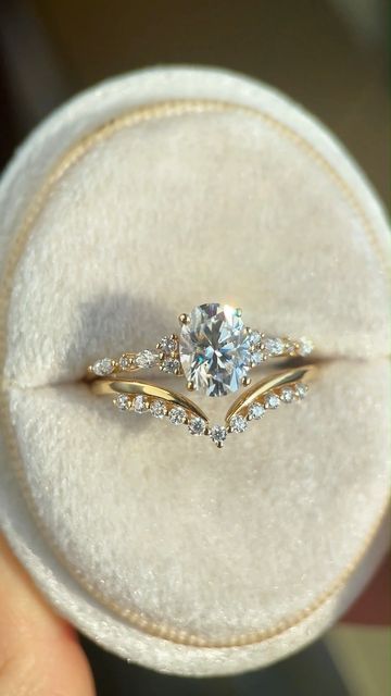 Vintage Wedding Rings Aesthetic, Engagement Ring Vs Wedding Ring, Engagement Rings Whimsical, Elegant Engagement Rings Classy, Non Traditional Wedding Rings Vintage, Engagement Rings Fairy, Unique Round Engagement Ring, Real Diamond Engagement Rings, Whimsical Wedding Ring