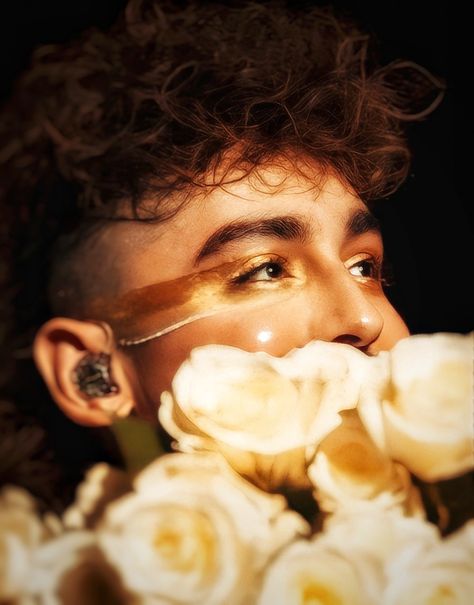 Josh Kiszka Makeup, Greta Van Fleet Makeup, Joshua Kiszka, Jake And Josh, Josh Kiszka, Concert Makeup, Michigan Girl, Oliver Reed, Concert Outfits