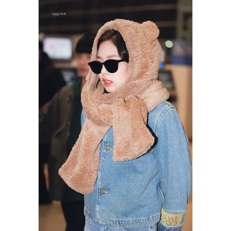 191209 - JENNIE at ICN 🐻 #STYLEJENNIERUBY #JENNIE #JENNIEKIM #제니 #제니김 #BLACKPINK #블랙핑크 #JENNIESTYLE #GENTLEMONSTER #LOEWE #FUNINGFACTORY #ALEXANDERWANG #BURBERRY #CONVERSE Jennie Teddy Bear, Teddy Bear Hat, Bear Hat, Burberry, Converse, Teddy Bear, Hats, Quick Saves