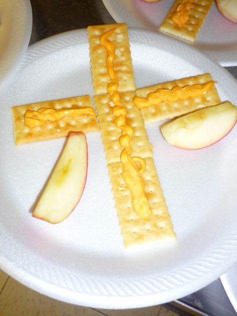 VBS 2014. Jesus died on the cross for us. Club crackers and squeeze cheese plus apple slices. Cross Snacks, Quest Snacks, Vbs Food Ideas, Church Snacks, Bible School Snacks, Hero Central Vbs, Jesus Died On The Cross, Sunday School Snacks, Cave Quest Vbs