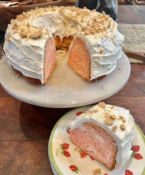 Strawberry Cheesecake Bundt Cake Cheesecake Bundt Cake, Box Strawberry Cake, Strawberry Box, Pudding Cheesecake, Cheesecake Pudding, Strawberry Cake Mix, Cream Cheese Pound Cake, Cheesecake Filling, Strawberry Cream Cheese