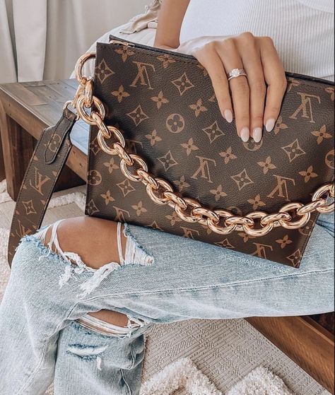 Louie Vuitton, Louis Vuitton Clutch, Luxury Bags Collection, Chunky Gold Chain, Alma Bb, Louis Vuitton Purse, Luxury Purses, Purse Styles, Purses Designer