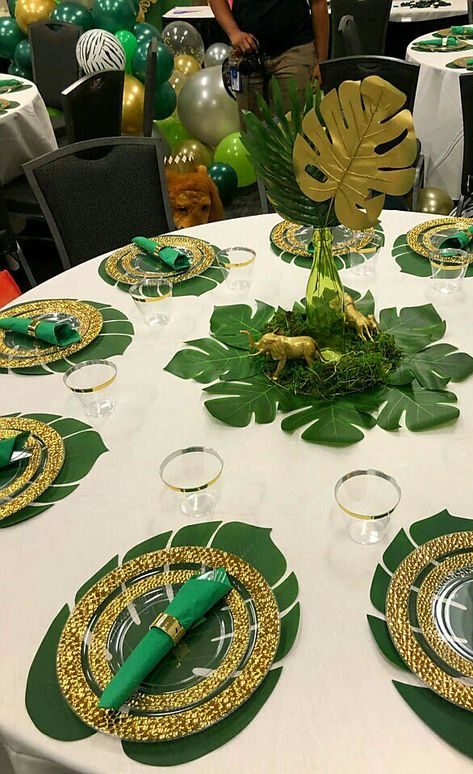 Safari Table Decor, Jungle Snacks, Jungle First Birthday, Safari Table, Safari Centerpieces, Decoration Jungle, Table Baby Shower, Jungle Theme Party, Safari Baby Shower Decorations