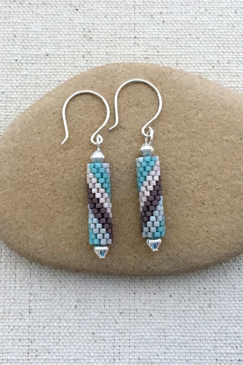 Helix Jewellery, Seed Bead Tutorials, Stitch Jewelry, Beaded Earrings Native, Beaded Earrings Tutorials, Beaded Earrings Diy, Beaded Jewellery, Beaded Lanyards, Seed Bead Tutorial