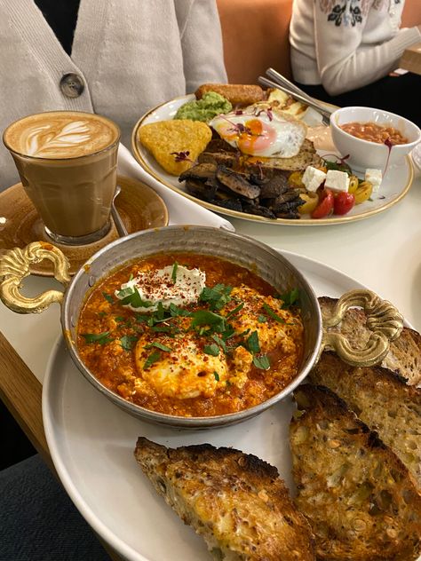 #brunch #london #nottinghill #halal #vegetarian Halal Restaurant London, Iconic Clothes, Food Esthetics, Brunch London, Cafe Breakfast, Halal Food, Indian Breakfast, Halal Recipes, English Breakfast