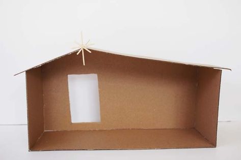 This DIY nativity set with wood peg dolls is budget friendly and not too kitschy. If you love modern, this set is for you! Diy Manger Stable Cardboard, Cardboard Manger, Diy Wooden Nativity, Diy Nativity Set, Toothpick Star, Nativity Peg Doll, Wooden Nativity Set, Christmas Crib Ideas, Nativity Scene Display