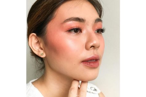 5 gorgeous draped blush looks that are taking over Instagram | Be Beautiful India Draped Blush, Blush Looks, Monochromatic Makeup Looks, Monochromatic Makeup, Contouring Techniques, Daytime Makeup, Draping Techniques, Latest Makeup Trends, Rainbow Makeup