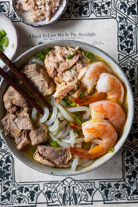 Banh Canh Cua (Vietnamese Crab & Shrimp Tapioca Noodle Soup) - Cooking Therapy Banh Canh, Easy Vietnamese Recipes, Vietnamese Soup, Crab Stuffed Shrimp, Viet Food, Healthy Salmon Recipes, Baked Salmon Recipes, Vietnamese Cuisine, Easy Pork