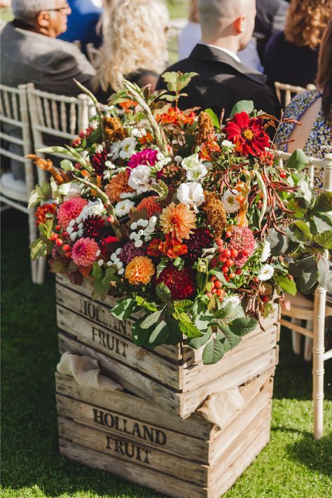 Eco Friendly Flower Arrangement, Flowers In Crates, Floor Alter Flowers, Rustic Wedding Flower Arrangements, Fall Ceremony Flowers, Crate Wedding Decor, Vintage Wedding Flower Arrangements, Autumn Outdoor Wedding, Floral Columns