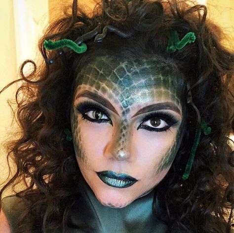 Cool Makeup Ideas Halloween Cosplay Costume Photos Halloween Costumes Women Scary, Unique Halloween Makeup, Dragon Makeup, Beautiful Halloween Makeup, Cool Cosplay, Halloween Gesicht, Halloween Make-up Looks, Creepy Halloween Costumes, Dragon Halloween