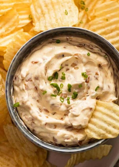 Homemade Onion Dip, French Onion Dip Recipe, Homemade French Onion Dip, Onion Dip Recipe, Caramelized Onion Dip, Bacon Dip, Chips And Dip, Delicious Dips, French Onion Dip