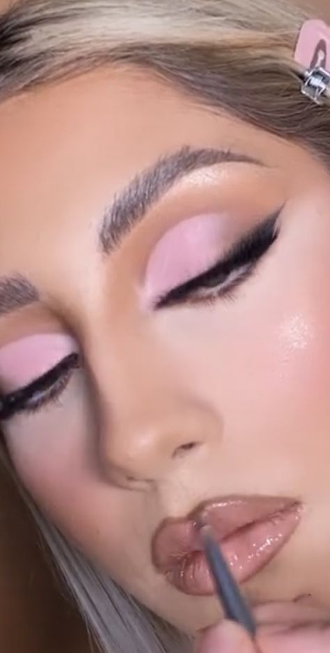 Prom Makeup For Hot Pink Dress, Pale Pink Eyeshadow Looks, Soft Pink Glam, Baby Pink Eyeshadow, Pink Barbie Makeup, Spring Makeup 2023, Baby Pink Eye Makeup, Pink And Silver Makeup, Baby Pink Makeup Looks