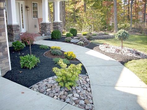 Front yard landscape with black bark Cheap Landscaping Ideas, Mulch Landscaping, Walkway Landscaping, Pathway Landscaping, Front Landscaping, Front Yard Landscaping Simple, Ideas Backyard, Landscaping Supplies, Landscaping Tips