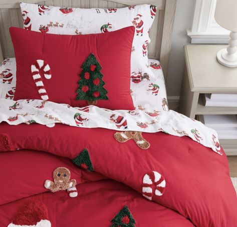 Beautiful Christmas Stocking Ideas, Christmas Bedding Ideas, Cozy Christmas Room, Christmas Bed, Holiday Bedroom Decor, Holiday Bed, Holiday Bedroom, Christmas Bedding, Hanging Stockings