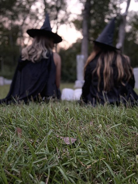 Witchy Photoshoot, Witchy Women, Best Friend Photoshoot, Halloween Photoshoot, Best Friend Photos, Witchy Woman, Witchy Vibes, Friend Photoshoot, Friend Photos