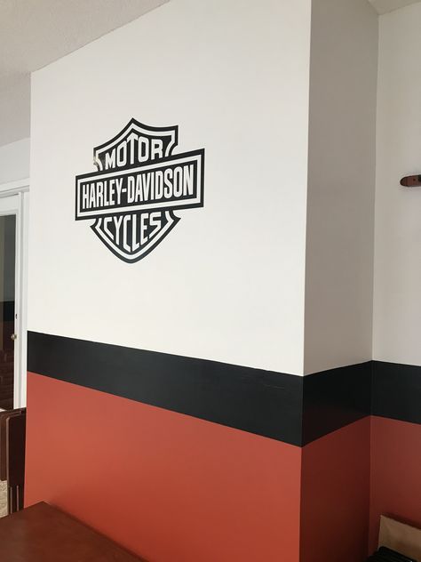 Harley Davidson Room Ideas, Harley Davidson Man Cave Ideas, Harley Davidson Home Decor, Harley Davidson Bathroom Ideas, Harley Davidson Bedroom Ideas, Harley Davidson Garage Ideas, Garage Painting Ideas, Motorcycle Bedroom, Garage Paint Colors