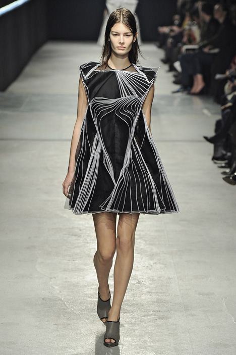 Outlined silk layers cover dresses by Christopher Kane Victoria Secret Wings, Sculptural Fashion, Fashion Week Trends, Haute Couture Gowns, Geometric Fashion, Mode Design, Christopher Kane, Style Noir, Dress Cover