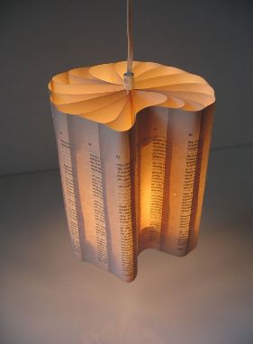 Book Furniture, Book Lamp, Diy Swimming Pool, Upcycle Books, Folded Book Art, Diy Upcycling, Book Sculpture, Diy Chandelier, Diy Lamp Shade