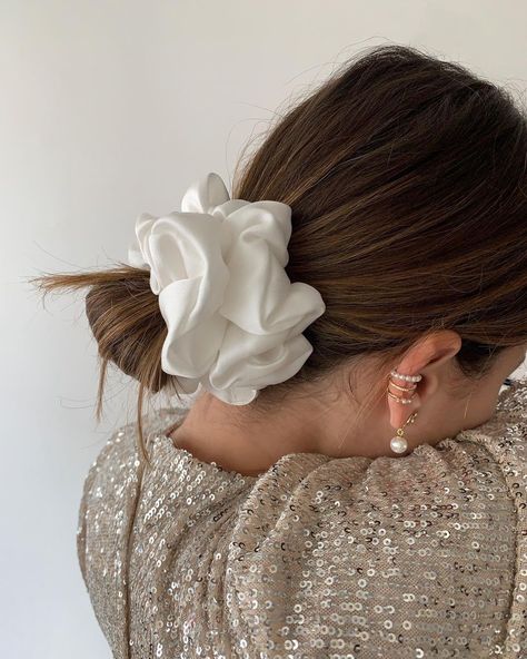 Estilo Madison Beer, White Scrunchie, Scrunchie Styles, Diy Hair Accessories Ribbon, Fashion Bella, Wind In My Hair, Clip Hairstyles, Eye Photography, Diy Hair Accessories