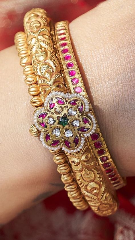 Surekha Konidela Jewellery, Goan Jewellery, Polki Bangles, Kids Gold Jewelry, Gold Bangles Indian, Bangle Design, Temple Jewelry Necklace, Antique Necklaces Design, Gold Jewelry Outfits