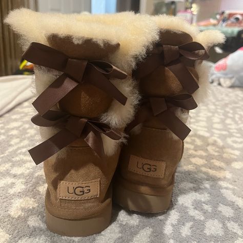 Ugg Shoe Boot Size 3 Brown Color With Bailey Bow Aesthetic Ugg Boots, Cute Clothing Accessories, Ugg Puffer Boots, Uggs With Bows On The Back, Pretty Shoes For Women, Uggs Cute, Ugg Bailey Bow Outfit, Shoes Aesthetic Boots, Earthy Shoes