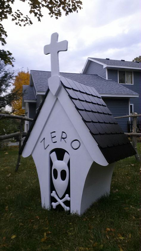 zero-doghouse Zero Dog House Diy, Jack Skellington Outdoor Decor, Zero House Nightmare Before Christmas, Zero Decoration, Zero Dog House, Zero Dog, Alice Halloween, Scream Costume, Nightmare Before Christmas Zero