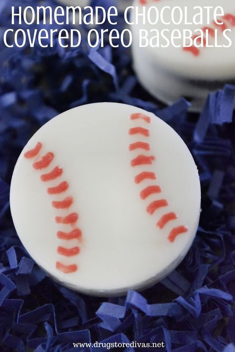 Homemade Chocolate Covered Oreo Baseballs are easier to make than you think. They're perfect for baseball games, gifts for dad, and more. Diy Halloween Food, White Almond Bark, Fall Recipes Pumpkin, Chocolate Dipped Oreos, Candy Bark, Dipped Oreos, Baseball Stitch, Oreo Pops, Chocolate Covered Oreo