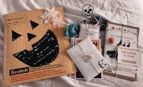 Halloween Themed Penpal Letters, Pen Pal Package, Fall Penpal Ideas, Fall Pen Pal Ideas, Cute Snail Mail Ideas, Halloween Snail Mail, Penpal Gifts, Snail Mail Ideas, Halloween Mail