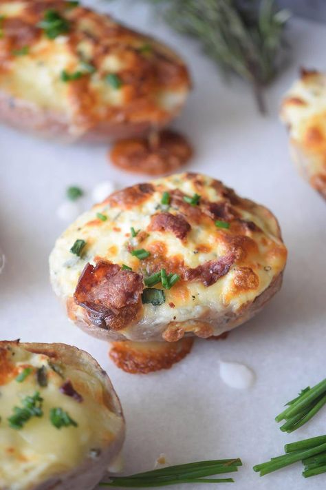 This Freezer Friendly Potato Skins Recipe is going to become your go-to side dish & appetizer favorite! Easy to whip up, Super delicious + freezer friendly Freezable Appetizers, Potato Appetizer, Potato Poppers, Potato Skins Recipe, Freeze Ahead Meals, Potatoe Skins Recipe, Healthy Superbowl Snacks, Freezer Recipes, Frozen Appetizers