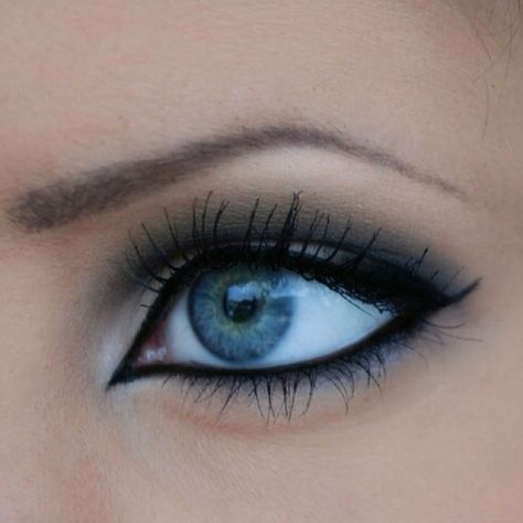 eyes Trucco Smokey Eye, Make Up Sposa, Sparkly Eyeshadow, Crease Brush, Makeup Tumblr, Makeup Tip, Eyeliner Styles, Dramatic Eyes, Makijaż Smokey Eye