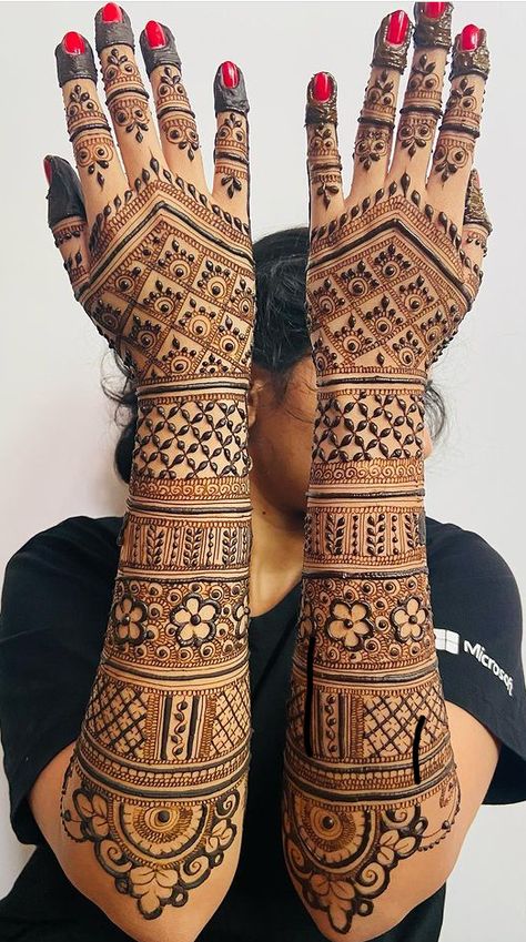 Bridel Mehandi Back Hand, Bridal Mehendi For Back Hand, Bride Mehandi Design Back Hand, Back Mehndi Designs Bridal, Full Hand Back Mehndi Designs, Back Hand Mehndi Bridal, Mehandiii Design, Back Mahendi Design Latest, Bridel Mehandi Full Hand Simple