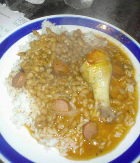 Beenie Weenies with rice and chicken leg Bad Thanksgiving Food, Bad Food Pictures, Disgusting Food Weird, Gross Looking Food, Chicken Drumstick And Rice, Unseasoned Chicken, Yucky Food, Disgusting Food, Struggle Meals