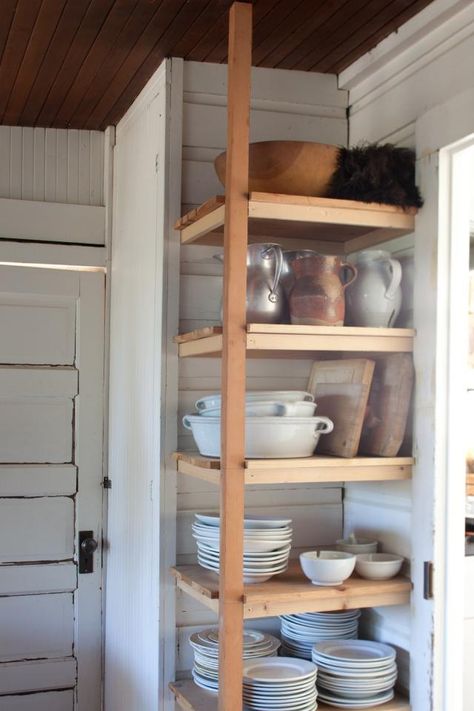 great use of a weird corner space Corner Shelves, Space Savers, Kitchen Inspirations, Open Shelving, Rustic Farmhouse, Artist Studio, Kitchen Storage, Home Design, Kitchen Remodel