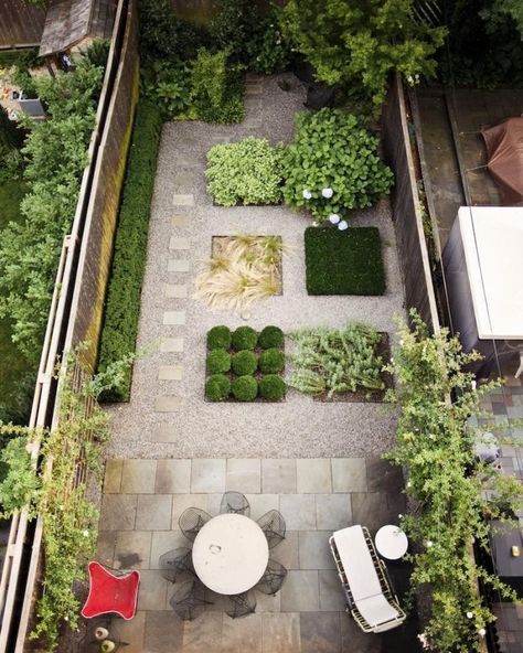 Low-Cost Luxe: 9 Pea Gravel Patio Ideas to Steal by Michelle Slatalla. - pea-gravel-patio-brooklyn-townhouse-backyard-garden-gardenista Backyard Modern, Brooklyn Backyard, Pea Gravel Patio, Budget Landscaping, Simple Backyard, Townhouse Garden, Gravel Patio, Dog Garden, Backyard Playground