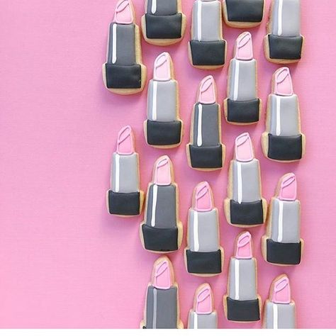 My kind of cookies! 💄💄💄 (📸 via @hol_fox) Lipstick Cookies Decorated, Lipstick Cookies, Girly Cookies, Biscuit Decorating, Holiday Cookies Decorated, Swift Party, Cutout Cookies, Iced Sugar Cookies, Spa Birthday