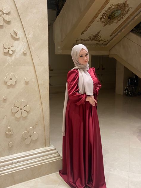 Hijabi soiree satin red dress Hijabi Red Outfit, Red Dress With Hijab, Dress Merah Maroon Hijab, Red Hijabi Dresses, Red Dress Hijab Outfit, Hijabi Red Dress, Satin Suit Design, Red Hijab Outfit, Red Dress Hijab