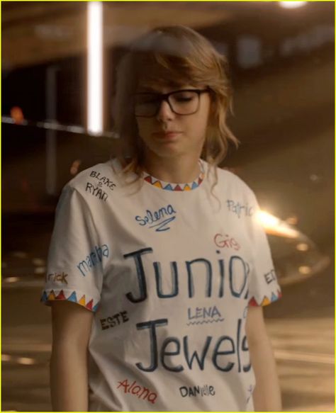 Taylor Swift's Squad Gets a Subtle Shout-Out in 'Look What You Made Me Do' Video Foto Taylor Swift, Junior Jewels Taylor Swift, Taylor Swift Music Videos Outfits, Taylor Swift Crop Top, Taylor Swift Squad, Taylor Swift Tshirt, Taylor Swift Costume, Taylor Swift Music Videos, Taylor Swift Shirts