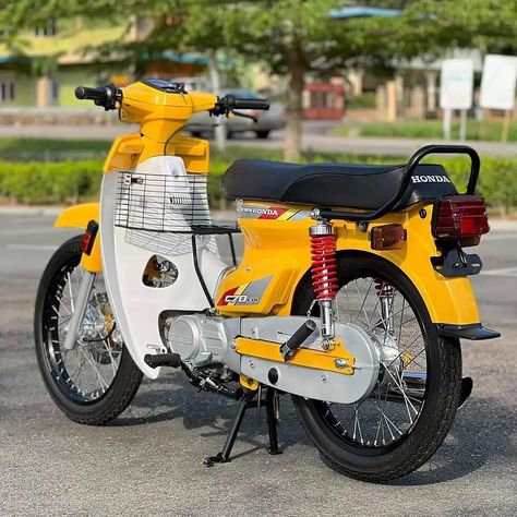 Japanese Scooter, Astrea Grand, Motorcycle Humor, Three Wheel Bicycle, Honda Motorbikes, Cafe Racer Moto, Honda C70, Honda Super Cub, Honda Ex5