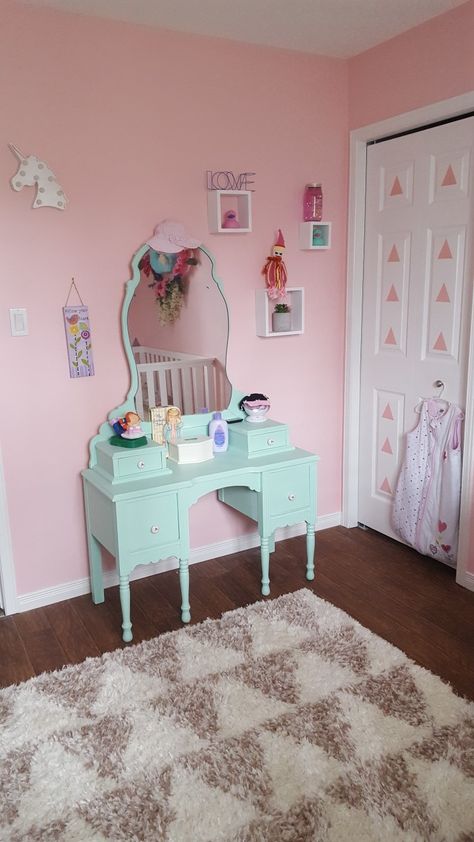 Pink and mint green little girls room. Pink And Mint Bedroom, Mint Green And Pink Bedroom, Pink And Mint Girls Room, Seafoam Green Bedroom, Modern Girls Rooms, Mint Green Bedroom, Bedroom Decor Pictures, Green Bedroom Design, Green Bedroom Ideas