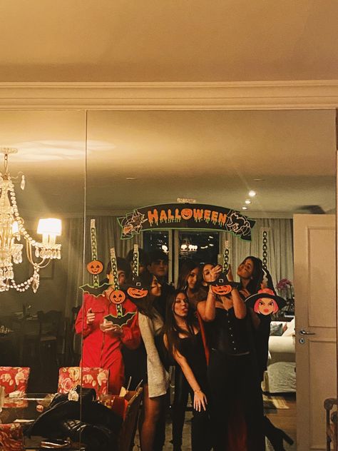 Halloween Friend Party, Halloween Party Entertainment Ideas, Halloween Party With Friends, Halloween Party Aesthetic Friends, Halloween Instagram Pictures, Halloween Party College, Halloween Party Friends, Aesthetic Halloween Party, Halloween With Friends