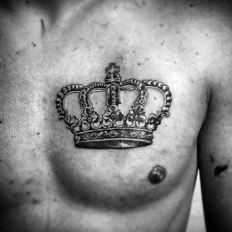 Serving as a representation of nobility, royalty, and legacy for thousands of years, the symbol of the crown is not a new one in tattooing and has adorned the sleeves, chest, and back pieces of… Simple Crown Tattoo, Crown Tattoo Men, King Crown Tattoo, Queen Crown Tattoo, Small Crown Tattoo, Crown Tattoos, Tatuagem Masculina Pequena, Crown Tattoo Design, King Tattoos