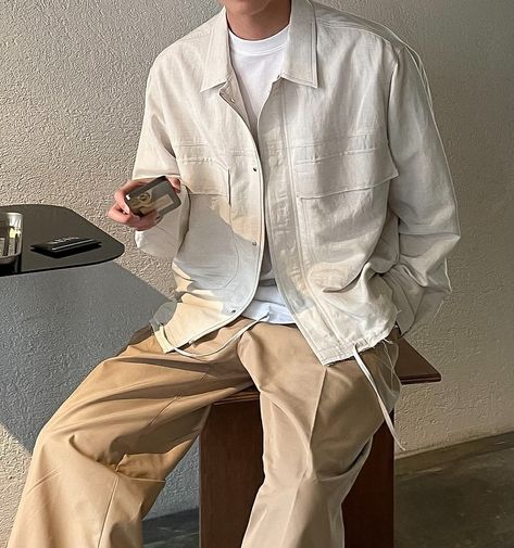 White Jacket Outfit Men Aesthetic, Neutral Colors Outfits Men, Japan Casual Outfits Men, White Overshirt Men Outfit, Korea Summer Fashion, Mens Streetwear Aesthetic, White Jacket Outfit, Khaki Pants Outfit, Korean Street Fashion Men