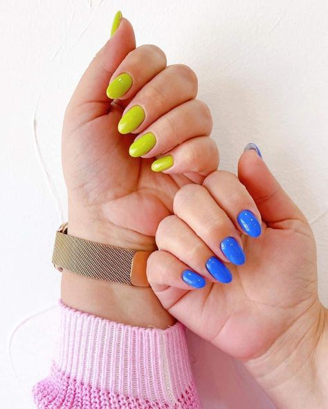 Dual Tone Nails, Three Tone Nails, One Finger Design Nails, Two Hand Different Color Nails, One Hand One Color Other Hand Another Color Nails, Mismatched Hands Nails, Two Tone Manicure, Opposite Color Nails On Each Hand, Two Colored Nails On Each Hand