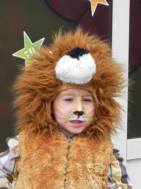 Simple lion face paint for kids. I later added a black "shadow" line beneath each white whisker for better contrast. Lion Face Paint Easy, Bear Face Paint, Wizard Of Oz Lion, Lion Face Paint, Face Paint Easy, Lion Makeup, Face Painting Tips, Cheetah Face, Paint Face