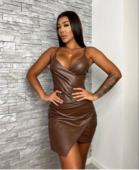 Dress Tight, Street Dress, Dress Sleeve Styles, Leather Mini Dress, Foto Poses, Faux Leather Dress, Halter Mini Dress, Halterneck Dress, Leather Dresses