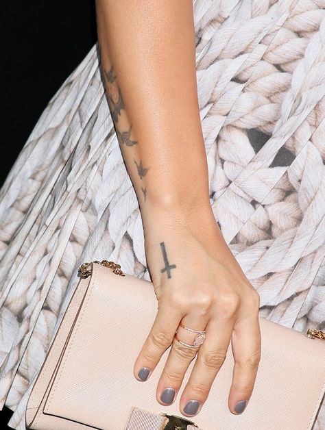 Latina Photo, Celebrity Tattoos Women, Cross Tattoo On Hand, Cross Tattoo Meaning, Tato Salib, Tato Jari, Cross Tattoos For Women, Cute Hand Tattoos, Cross Tattoos