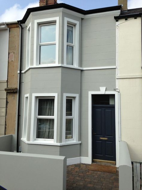 Front door farrow and Ball Railings Victorian house in Hardwick White and All White (Farrow & Ball) Victorian Terrace Painted Exterior, Farrow And Ball Masonry Paint, Hardwick White Farrow And Ball Exterior, Painted House Exterior Uk, External House Paint Colors Ideas, Rendered Victorian House Exterior, Coloured Rendered Houses, Farrow And Ball Exterior Paint Colours, Painted Victorian House Exterior Uk