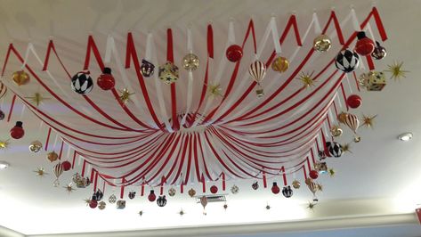 Christmas Celin Decorations, Christmas Ceiling Decorations Ideas Diy, Ornaments Hanging From Ceiling, Christmas Roof Decorations, Ceiling Christmas Decor, Christmas Decorations Ceiling, Christmas Window Decorations Indoor, Christmas Ceiling Decorations Ideas, Ceiling Christmas Decorations