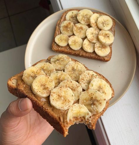 Healthy Breakfast Toast, Banana Toast, Italian Pastry, Fall Breakfast, Breakfast Toast, Low Calorie Snacks, How To Make Breakfast, Banana Bread Recipes, Easy Chicken Recipes